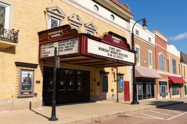Woodstock, Illinois - 24 Nisan 2023 Woodstock Tiyatrosu, 1927 'de Woodstock, Illinois şehir merkezinde inşa edildi..