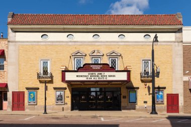Woodstock, Illinois - 24 Nisan 2023 Woodstock Tiyatrosu, 1927 'de Woodstock, Illinois şehir merkezinde inşa edildi..