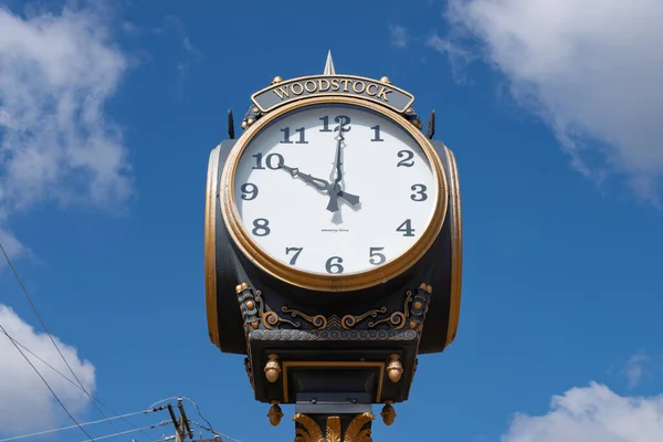 Вудсток Иллинойс Сша Апреля 2023 Года Городские Часы Вудстока Голубым — стоковое фото