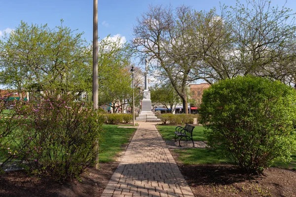 イリノイ州ウッドストック アメリカ合衆国 2023年4月24日 ウッドストック広場の美しい春の朝 米国イリノイ州ウッドストック — ストック写真