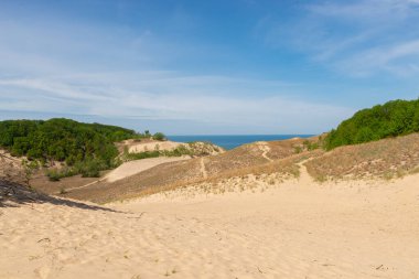 Güneşli bir sabahta kum tepeleri ve bahar manzarası. Warren Dunes Eyalet Parkı, Michigan, ABD.