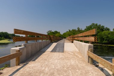 Güneşli bir yaz öğleden sonrasında Channahon Eyalet Parkı 'nda bisiklet yolu ve patika. Channahon, Illinois, ABD.