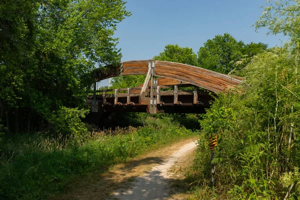 Morris, Illinois, ABD 'deki tarihi I ve M Kanalı üzerindeki tahta köprü..