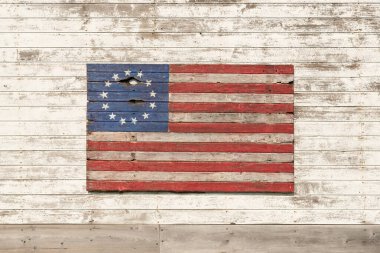 Eski ahıra tahta Amerikan Bayrağı boyanmış. Franklin Grove, Illinois, ABD.