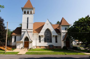 Franklin Grove, Illinois - ABD - 15 Ağustos 2023: Güzel bir yaz sabahı Franklin Grove Birleşik Metodist Kilisesi 'nin dışı.