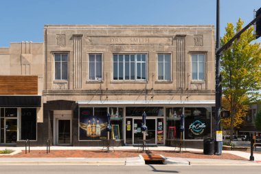 DeKalb, Illinois - ABD - 15 Ağustos 2023: DeKalb, Illinois, ABD 'deki şehir merkezindeki bina ve mağazaların dış cephesi.