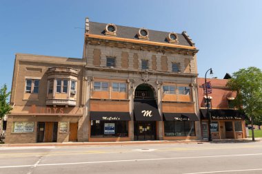 DeKalb, Illinois - ABD - 15 Ağustos 2023: DeKalb, Illinois, ABD 'deki şehir merkezindeki bina ve mağazaların dış cephesi.