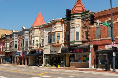 DeKalb, Illinois - ABD - 15 Ağustos 2023: DeKalb, Illinois, ABD 'deki şehir merkezindeki bina ve mağazaların dış cephesi.