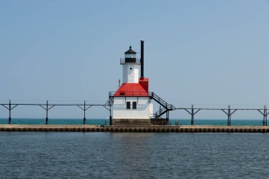 Güneşli bir öğleden sonra Michigan Gölü 'ndeki St. Joseph Deniz Feneri..
