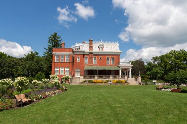 DeKalb, Illinois - ABD - 15 Ağustos 2023: 1879 'da DeKalb, Illinois, ABD' de inşa edilen tarihi Ellwood Evi.