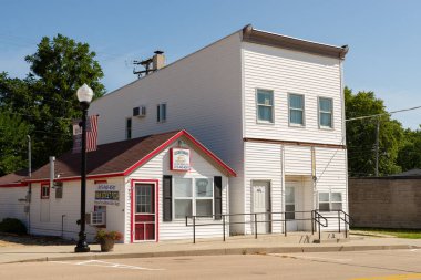 Ashton, Illinois - ABD - 16 Ağustos 2023: Ashton, Illinois, ABD 'deki şehir merkezi binaları ve mağazalar.