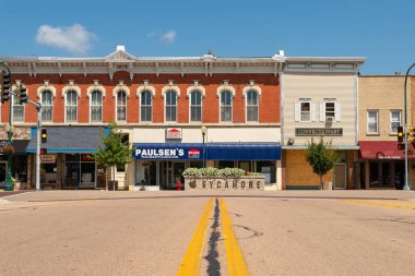 Sycamore, Illinois - ABD - 19 Ağustos 2023: Sycamore, Illinois, ABD 'deki şehir merkezi binalar ve mağazalar.