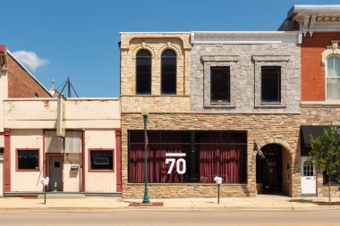 Sycamore, Illinois - ABD - 19 Ağustos 2023: Sycamore, Illinois, ABD 'deki şehir merkezi binalar ve mağazalar.