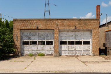 Orta batı kasabasındaki eski garajda yıpranmış kapılar..