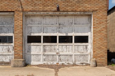 Orta batı kasabasındaki eski garajda yıpranmış kapılar..