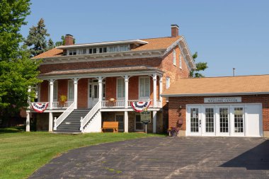 DeKalb, Illinois - ABD - 15 Ağustos 2023: 1861 'de güzel bir yaz sabahı inşa edilen tarihi Glidden Evi' nin dışı.