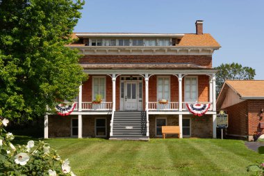 DeKalb, Illinois - ABD - 15 Ağustos 2023: 1861 'de güzel bir yaz sabahı inşa edilen tarihi Glidden Evi' nin dışı.