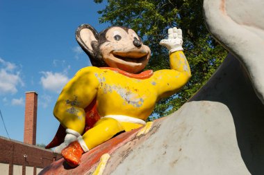 Malta, Illinois - ABD - 15 Ağustos 2023: Malta, Illinois 'deki restoranda antika Mighty Mouse ve Dumbo heykeli.