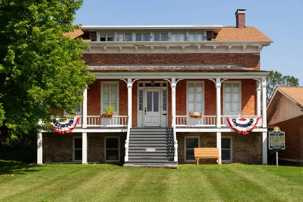 DeKalb, Illinois - ABD - 15 Ağustos 2023: 1861 'de güzel bir yaz sabahı inşa edilen tarihi Glidden Evi' nin dışı.
