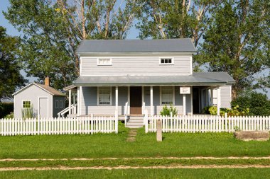 Franklin Grove, Illinois - ABD - 15 Ağustos 2023: 19. yüzyılın çayır yerleşimlerini tasvir eden tarihi binalar Franklin Grove, Illinois, ABD.