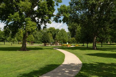 Güzel bir yaz öğleden sonrasında Annie 's Woods' a park et. DeKalb, Illinois, ABD.