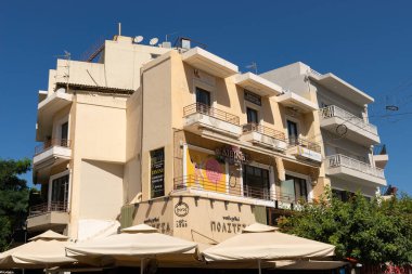 Heraklion, Girit - Yunanistan - 21 Eylül 2023: Yunanistan 'ın Heraklion kentindeki şehir merkezi bina ve mağaza önü.