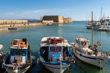 Heraklion, Girit - Yunanistan - 21 Eylül 2023: Güneşli bir sabahta Heraklion Limanı. Heraklion, Girit, Yunanistan.