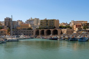 Heraklion, Girit - Yunanistan - 21 Eylül 2023: Güneşli bir sabahta Heraklion Limanı. Heraklion, Girit, Yunanistan.