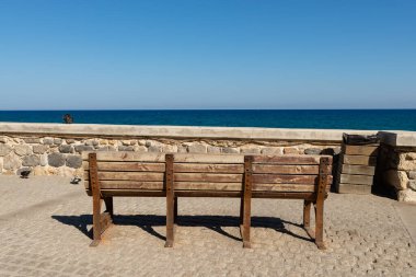 Heraklion, Girit, Yunanistan 'da okyanus kıyısına bakan ahşap bank.