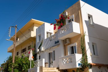 Agia Pelagia, Girit - Yunanistan - 21 Eylül 2023: Yunanistan 'ın Agia kentinde güneşli bir günde şehir merkezi binası.