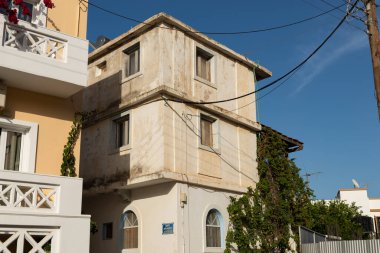 Agia Pelagia, Girit - Yunanistan - 21 Eylül 2023: Yunanistan 'ın Agia kentinde güneşli bir günde şehir merkezi binası.