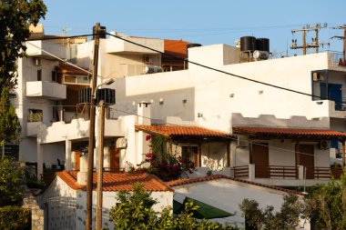 Agia Pelagia, Girit - Yunanistan - 21 Eylül 2023: Yunanistan 'ın Agia kentinde güneşli bir günde şehir merkezi binası.