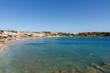 Agia Pelagia, Girit, Yunanistan 'da güneşli bir günde güzel, berrak plaj.