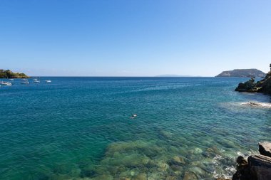 Agia Pelagia, Girit, Yunanistan 'da güneşli bir günde güzel, berrak plaj.