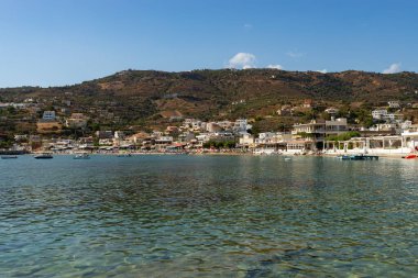 Agia Pelagia, Girit, Yunanistan 'da güneşli bir günde güzel, berrak plaj.