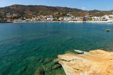 Agia Pelagia, Girit, Yunanistan 'da güneşli bir günde güzel, berrak plaj.