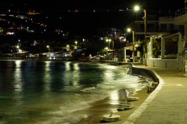 Agia Pelagia, Girit, Yunanistan 'daki Agia Pelagia Sahili kıyısına gece vakti bakıyorum..
