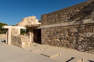 Knossos, Girit - Yunanistan - 21 Eylül 2023: Yunanistan 'ın Girit kentindeki Knossos Sarayı' nın merkez avlusundaki binalar.