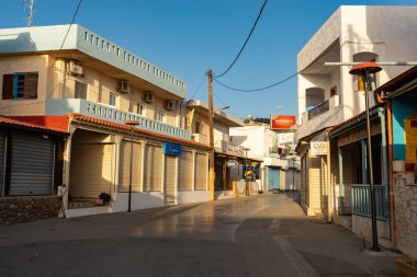 Agia Pelagia, Girit - Yunanistan - 24 Eylül 2023: Güneşli bir sabahta Agia Pelagia şehir merkezi. Agia Pelagia, Girit, Yunanistan.