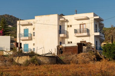 Agia Pelagia, Girit - Yunanistan - 24 Eylül 2023: Güneşli bir sabahta Agia Pelagia şehir merkezi. Agia Pelagia, Girit, Yunanistan.