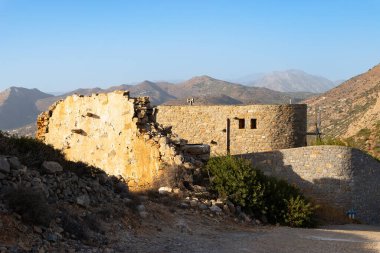 Yunanistan 'ın Girit kentindeki Vrouhas kentindeki eski yel değirmenlerinin kalıntıları.