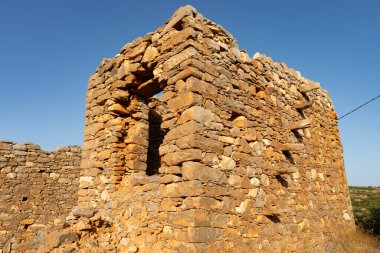 Yunanistan 'ın Girit kentindeki Vrouhas kentindeki eski yel değirmenlerinin kalıntıları.
