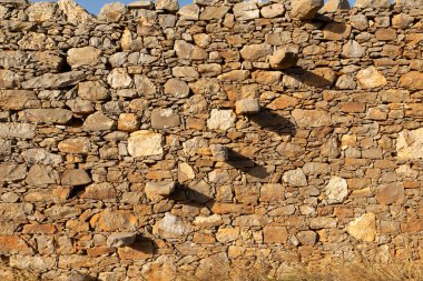 Yunanistan 'ın Girit kentindeki Vrouhas kentindeki eski yel değirmenlerinin kalıntıları.