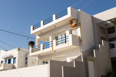 Plaka, Girit - Yunanistan - 23 Eylül 2023: Küçük Girit köyündeki binanın dışı. Plaka, Girit, Yunanistan.