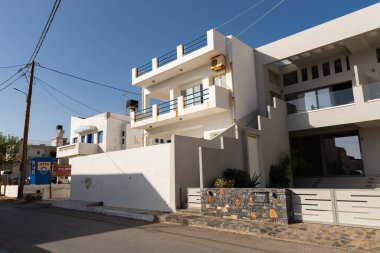 Plaka, Girit - Yunanistan - 23 Eylül 2023: Küçük Girit köyündeki binanın dışı. Plaka, Girit, Yunanistan.