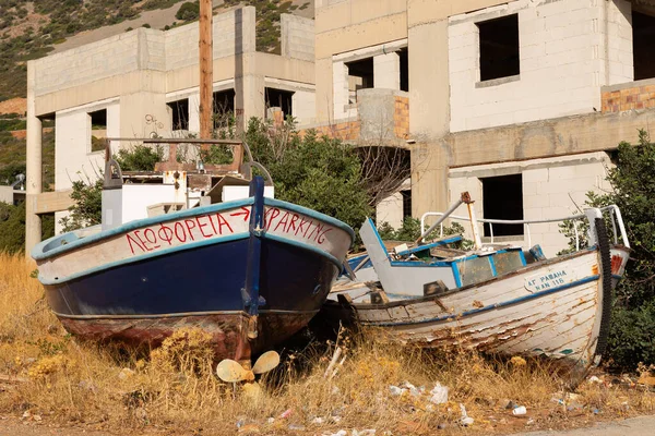 Plaka, Girit - Yunanistan - 23 Eylül 2023: Plaka, Girit, Yunanistan 'da açık alanda eski ahşap botlar.