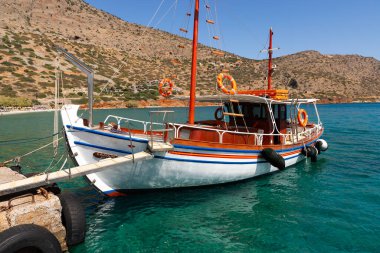 Plaka, Girit - Yunanistan - 23 Eylül 2023: Yunanistan 'ın Girit kentindeki Spinalonga Adası' na giden turizm teknesi.