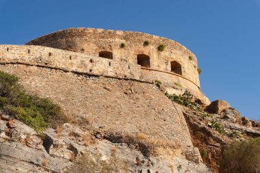 Spinalonga Kalesinin dış duvarları, 16. yüzyılda Venedikliler tarafından Kalydon, Girit, Yunanistan 'da inşa edildi..