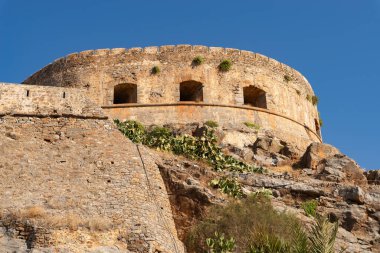 Spinalonga Kalesinin dış duvarları, 16. yüzyılda Venedikliler tarafından Kalydon, Girit, Yunanistan 'da inşa edildi..