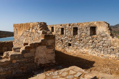 Spinalonga Kalesinin dış duvarları, 16. yüzyılda Venedikliler tarafından Kalydon, Girit, Yunanistan 'da inşa edildi..
